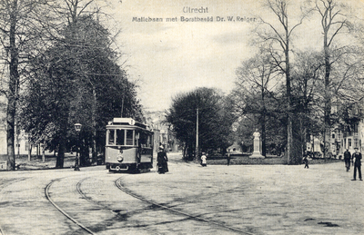 774 Gezicht in de Maliebaan te Utrecht met links een electrische tram van het G.E.V.U. en rechts het Standbeeld ...